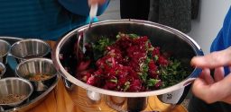 Rote Beete Salat Eine Metallschüssel, in der sich Rote Beete Salat befindet, der gerade vermengt wird.