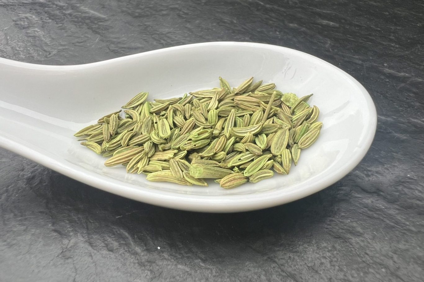Fenchel Ein Löffel mit einem Haufen Fenchel.